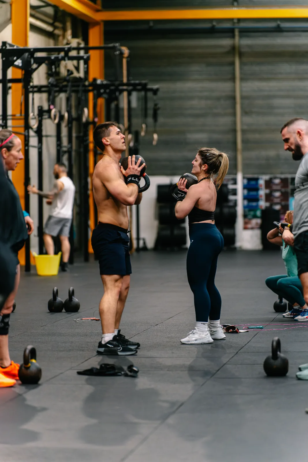 Athlète au physique sec et musclé en plein entraînement au kettlebell chez CrossFit Giants, Saint-Ouen-l'Aumône