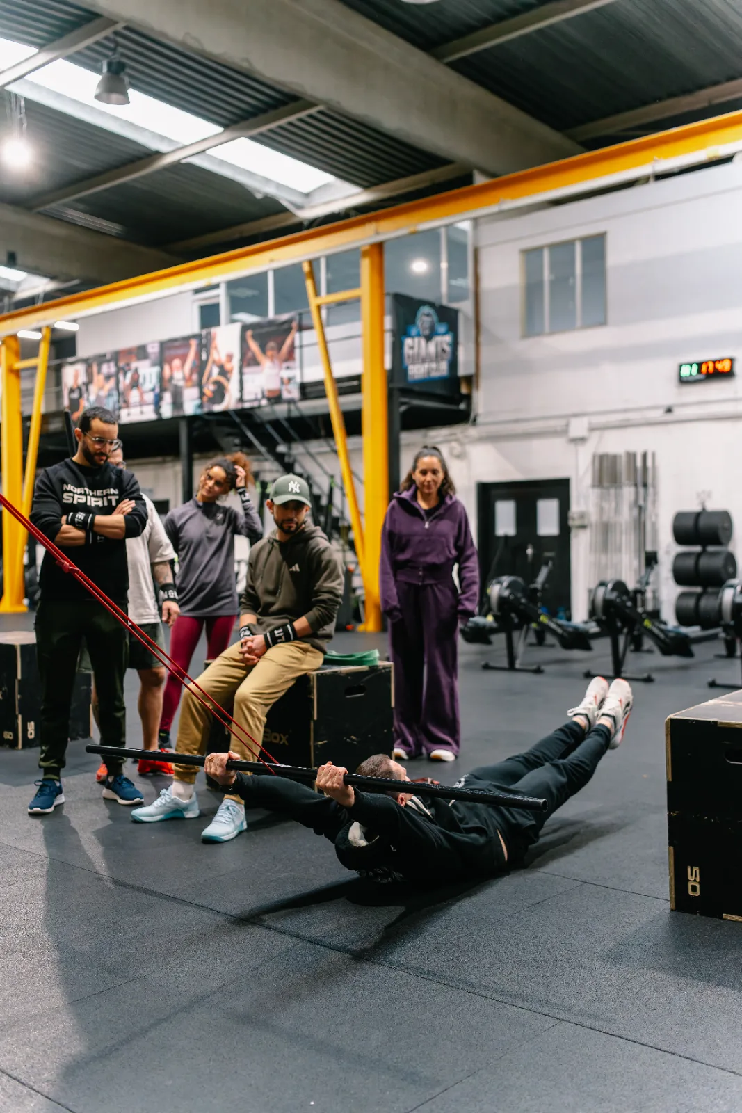 Membres et coach lors d'une démonstration devant la bannière CrossFit Giants à Saint-Ouen-l'Aumône (95)