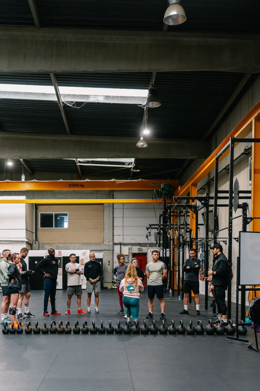 Cours collectif de CrossFit réunissant des profils variés autour du coach chez CrossFit Giants, Saint-Ouen-l'Aumône (95)