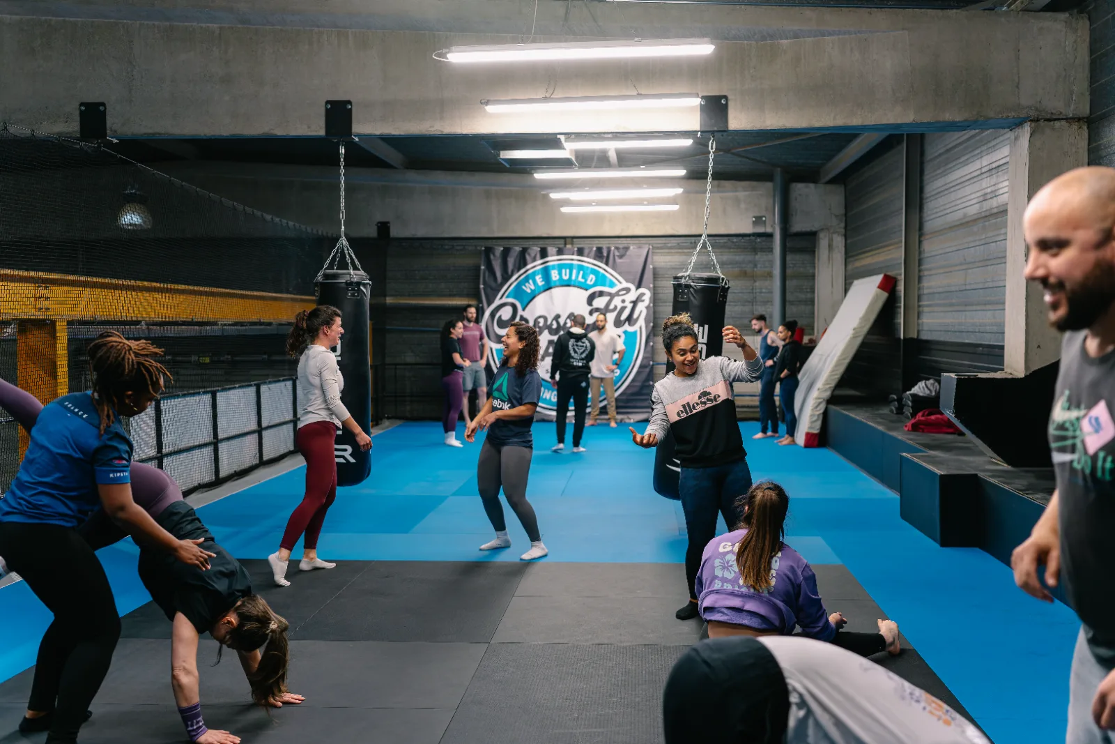 Cours collectif et esprit d'équipe lors d'une séance de groupe chez CrossFit Giants, Cergy-Pontoise (Val-d'Oise)