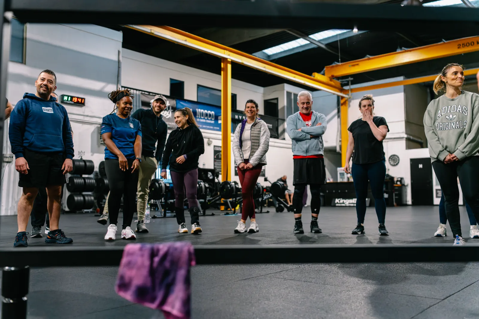 Athlète soulevant une barre lestée dans une ambiance sombre et intense chez CrossFit Giants, Saint-Ouen-l'Aumône (95)