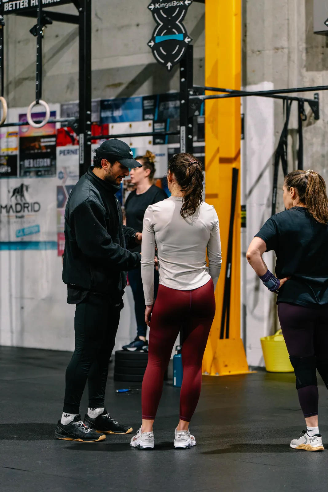 Coach adaptant un mouvement à une adhérente débutante grâce au scaling chez CrossFit Giants, Cergy-Pontoise