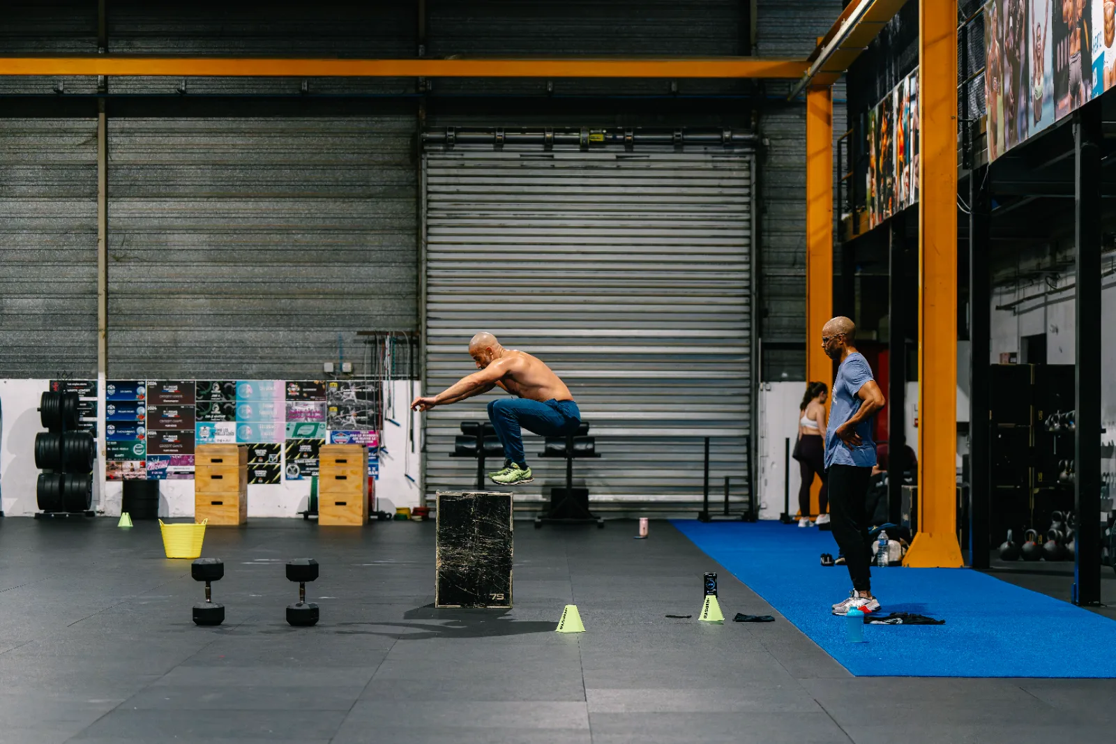 Athlète en box jump pendant un WOD chez CrossFit Giants, box de CrossFit à Saint-Ouen-l'Aumône (95)