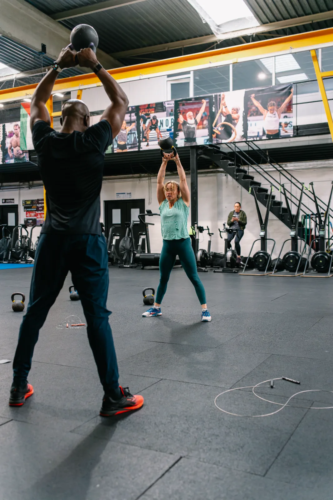 Adhérents au kettlebell swing dans la salle d'entraînement de 1300 m² de CrossFit Giants à Saint-Ouen-l'Aumône