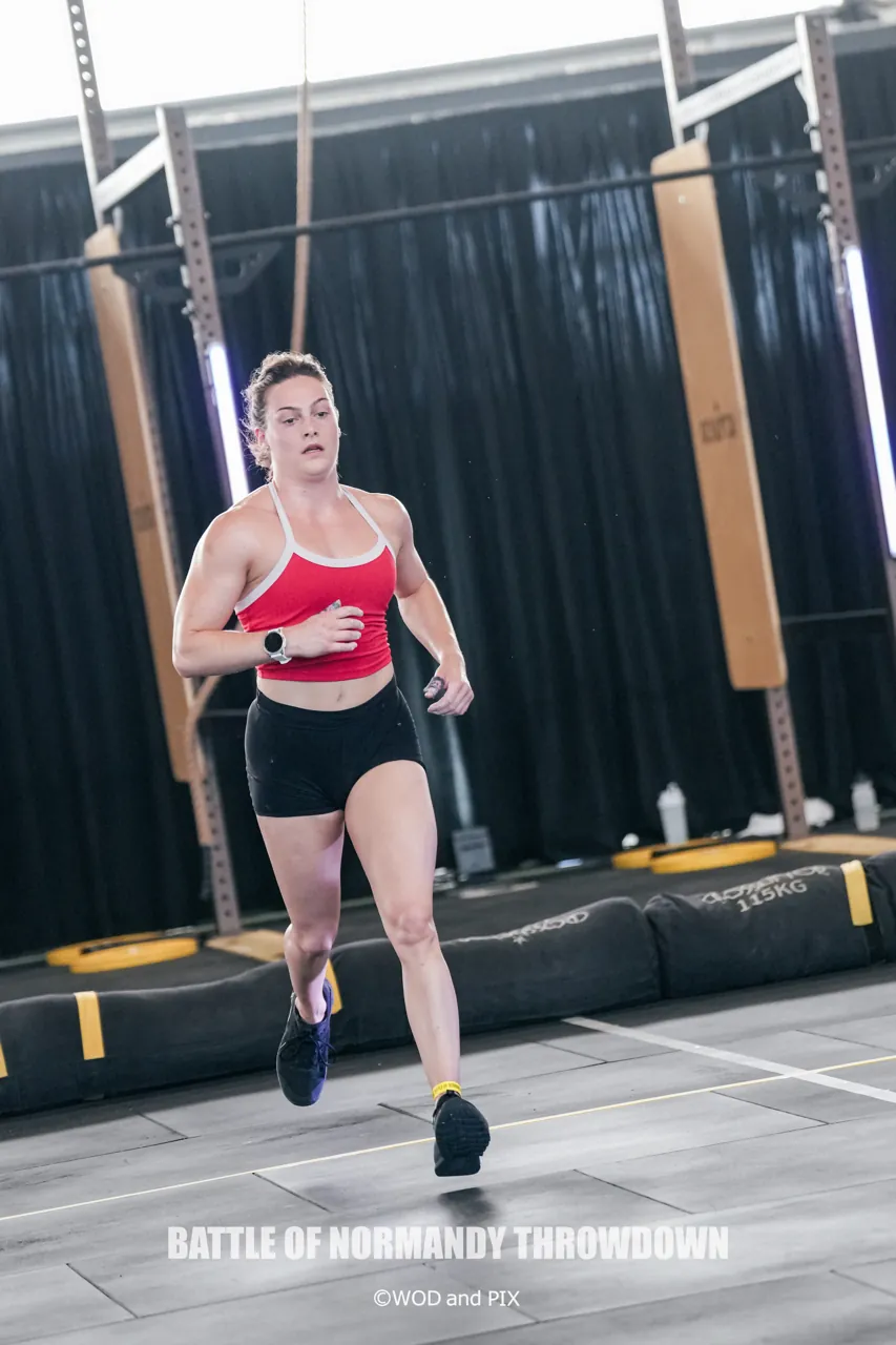 Jeanne-Marie en course lors d'une épreuve en individuelle Élite au Battle of Normandy Throwdown
