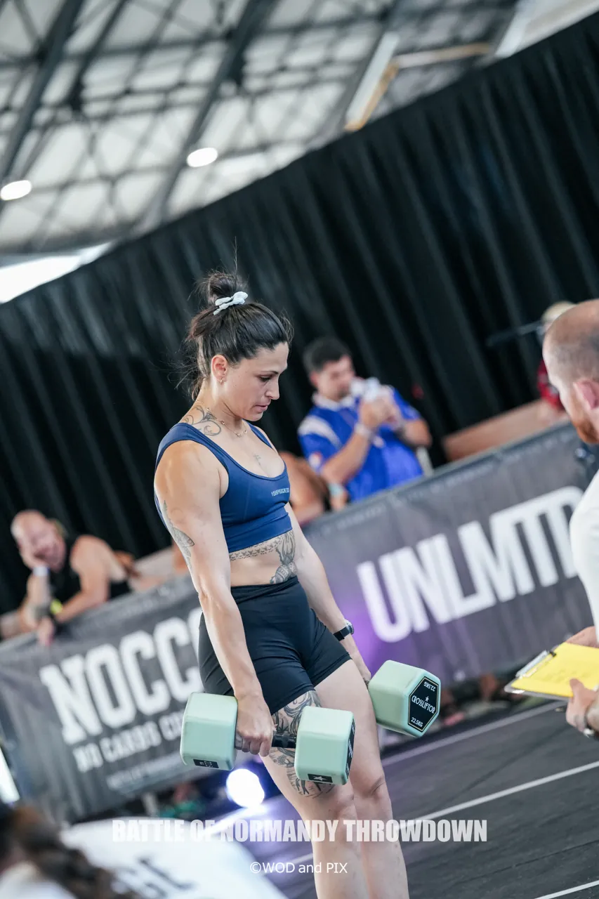 Laura à l'haltère lors d'une épreuve en individuelle Élite au Battle of Normandy Throwdown